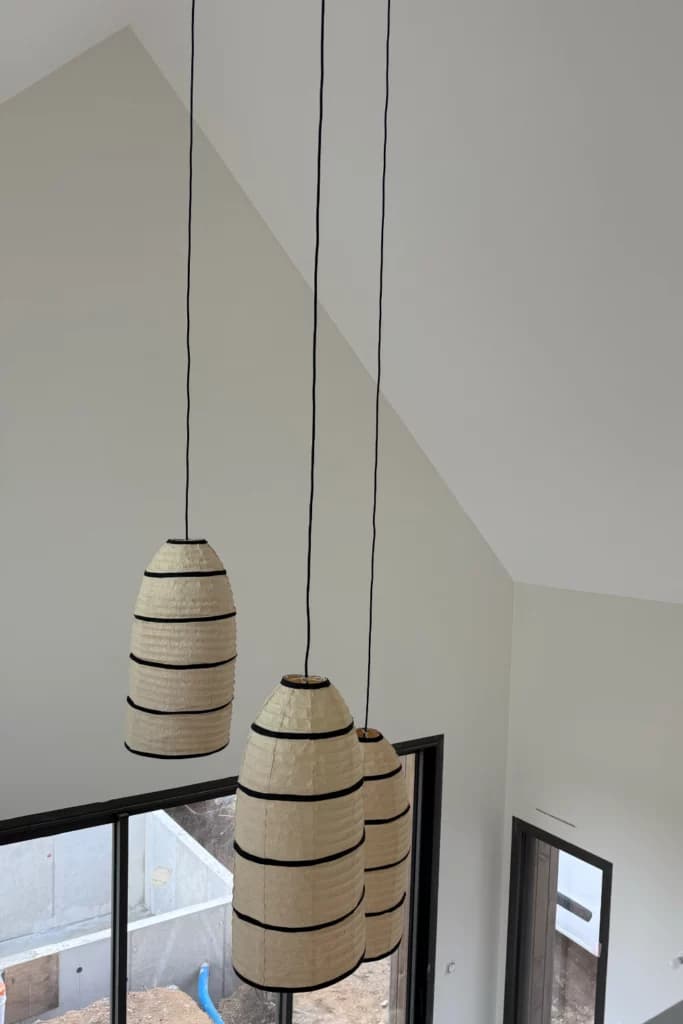 Finitions d'une pièce haute et lumineuse sur un chantier Aristopeintre