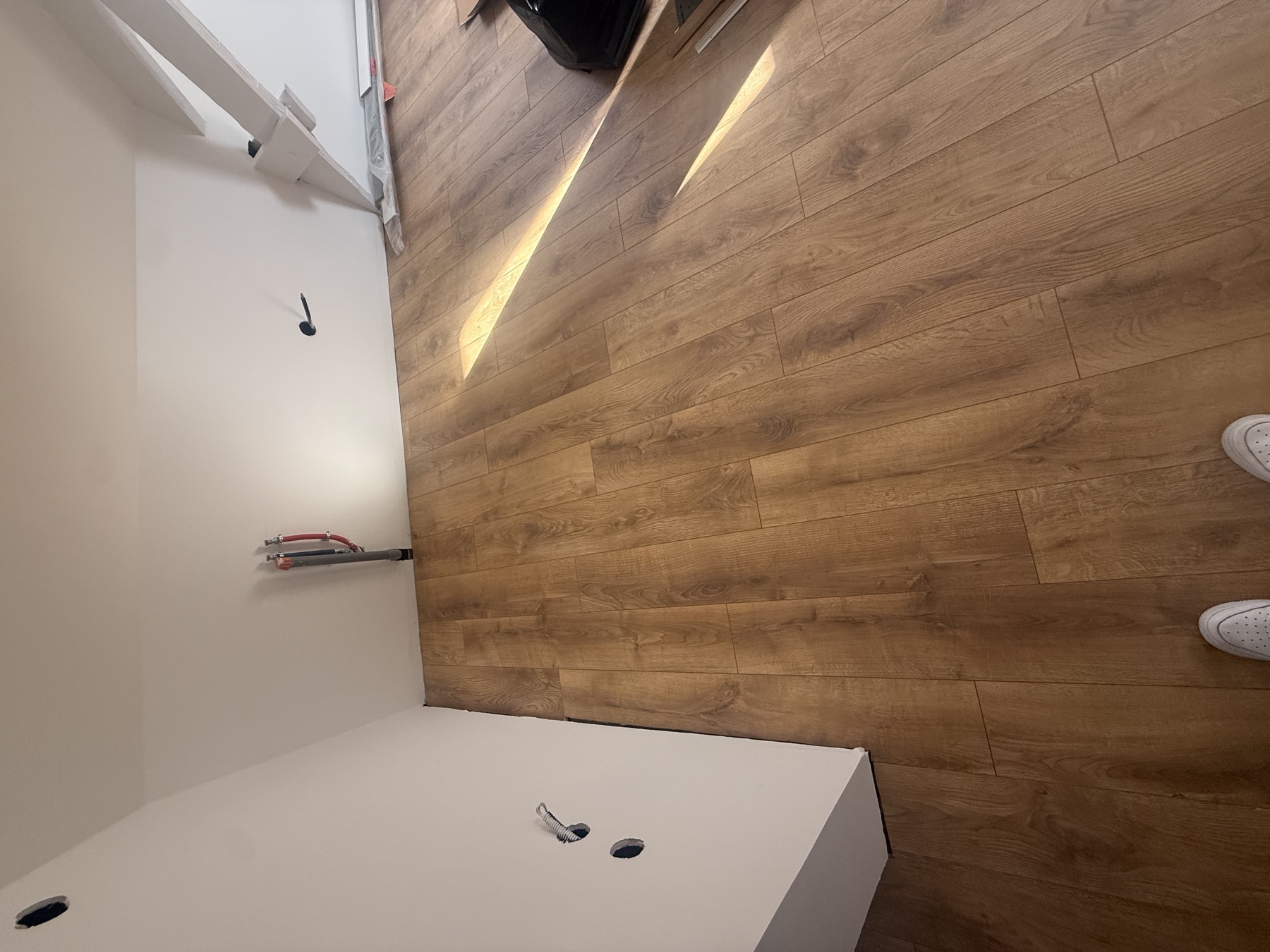 Lames de parquet aspect bois posées dans une pièce sous pente