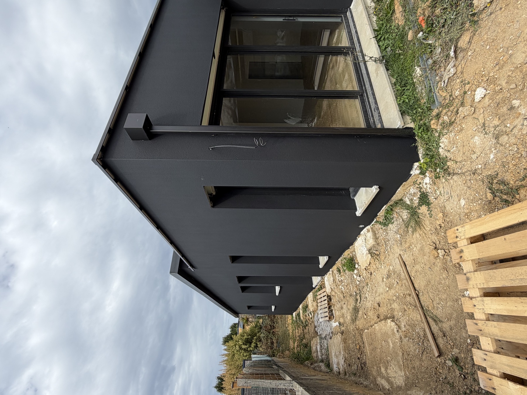 Façade contemporaine sombre réalisée sur un chantier Aristopeintre