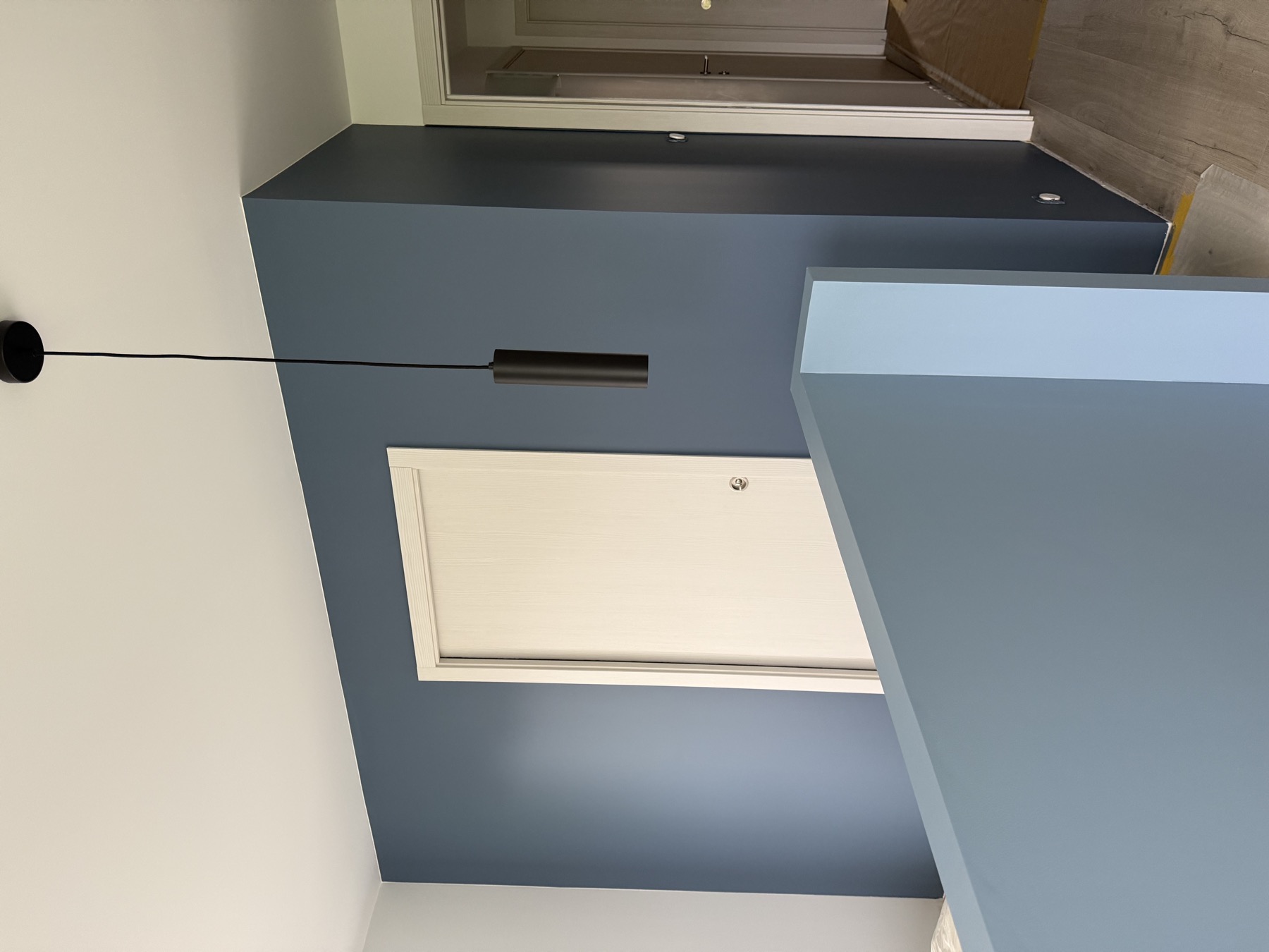 Mezzanine peinte en bleu avec suspension noire par Aristopeintre