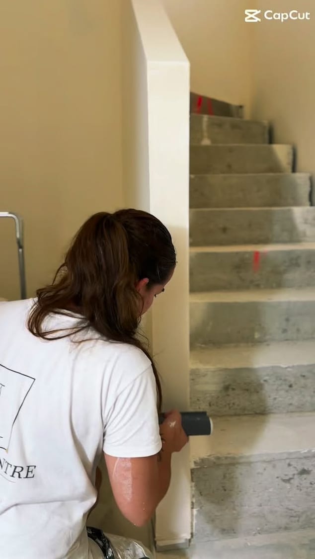 Étape incontournable : les révisions d’enduit , on rebouche les trous, reprends les défauts apparents pour un résultat pro…